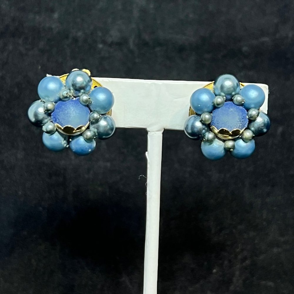 Vintage Gold Tone Faux Blue Pearl Cluster Clip On Earrings Japan (3539)
